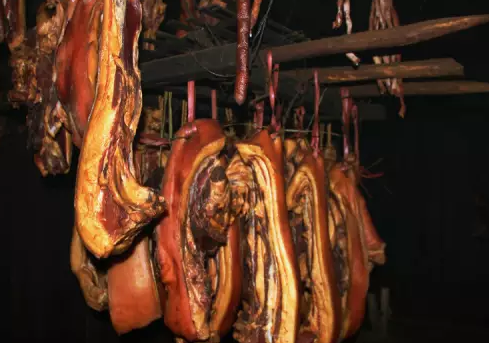 云陽(yáng)熏臘肉濃濃白煙很香，很好，很濃