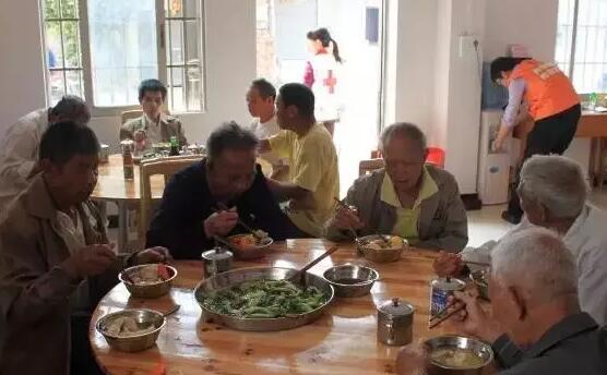 他自建”開心食堂“，為6個鄰村的老人免費供飯！